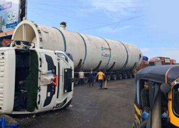 अंबरनाथ एमआयडीसीतून अजस्त्र बॉयलर नेणारा पुलर उलटला; परिसरात वाहतूक कोंडी