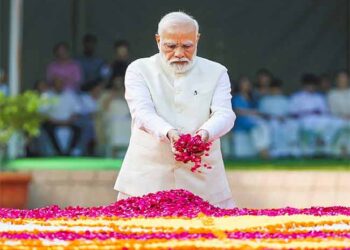 पंतप्रधानांकडून महात्मा गांधी व शास्त्रींना अभिवादन