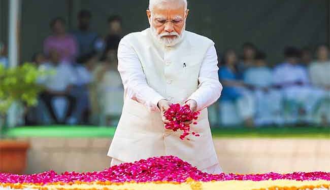 पंतप्रधानांकडून महात्मा गांधी व शास्त्रींना अभिवादन