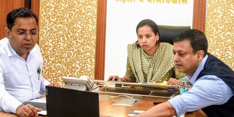 लाडकी बहीण योजनेचे पैसे कपात करण्याऱ्या बँकांवर होणार कारवाई