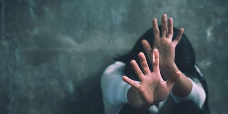 बाप आहे की सैतान! सलग 4 वर्षे पोटच्या मुलीवर करत होता अत्याचार