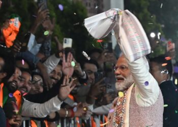 काँग्रेसमध्ये मोठी फुट अटळ -मोदींची भविष्यवाणी